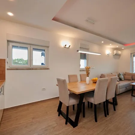 דירה Luxury Giovanni With Pool